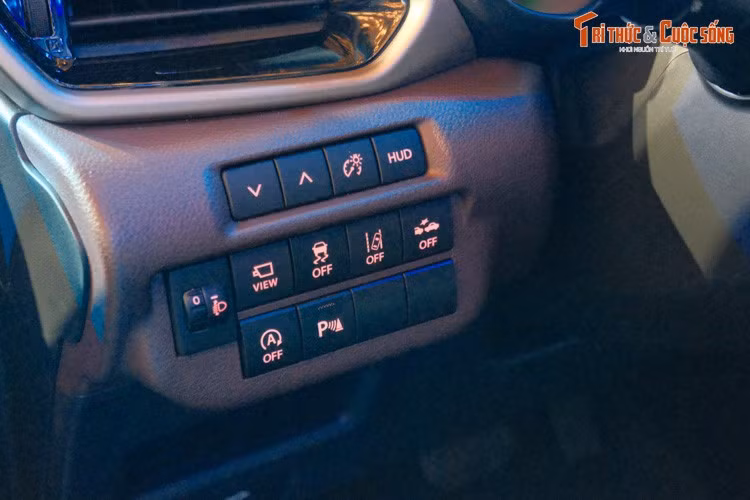 "Trái tim" của Suzuki Fronx là động cơ xăng K15C 4 xi-lanh, dung tích 1.5L, kết hợp với công nghệ mild hybrid Smart Hybrid Vehicle by Suzuki (SHVS), hộp số tự động 6 cấp mới với lẫy chuyển số trên vô lăng và pin lithium-ion 6 Ah.