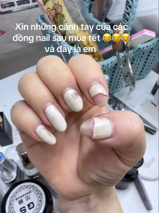 Dọn dẹp nhà cửa, gói bánh, nấu nướng, bày biện mâm cỗ, rửa bát liên tục rồi tiếp khách… đôi tay gần như không có lúc nào được nghỉ. Nước, chất tẩy rửa, dầu mỡ bám vào móng mỗi ngày khiến bộ nail từng được nâng niu bỗng nhanh chóng trầy xước, bong sơn, mất form. Sau Tết nhìn lại, không ít chị em chỉ biết thở dài vì bộ móng lung linh cách đó vài ngày giờ đã xuống sắc thấy rõ.