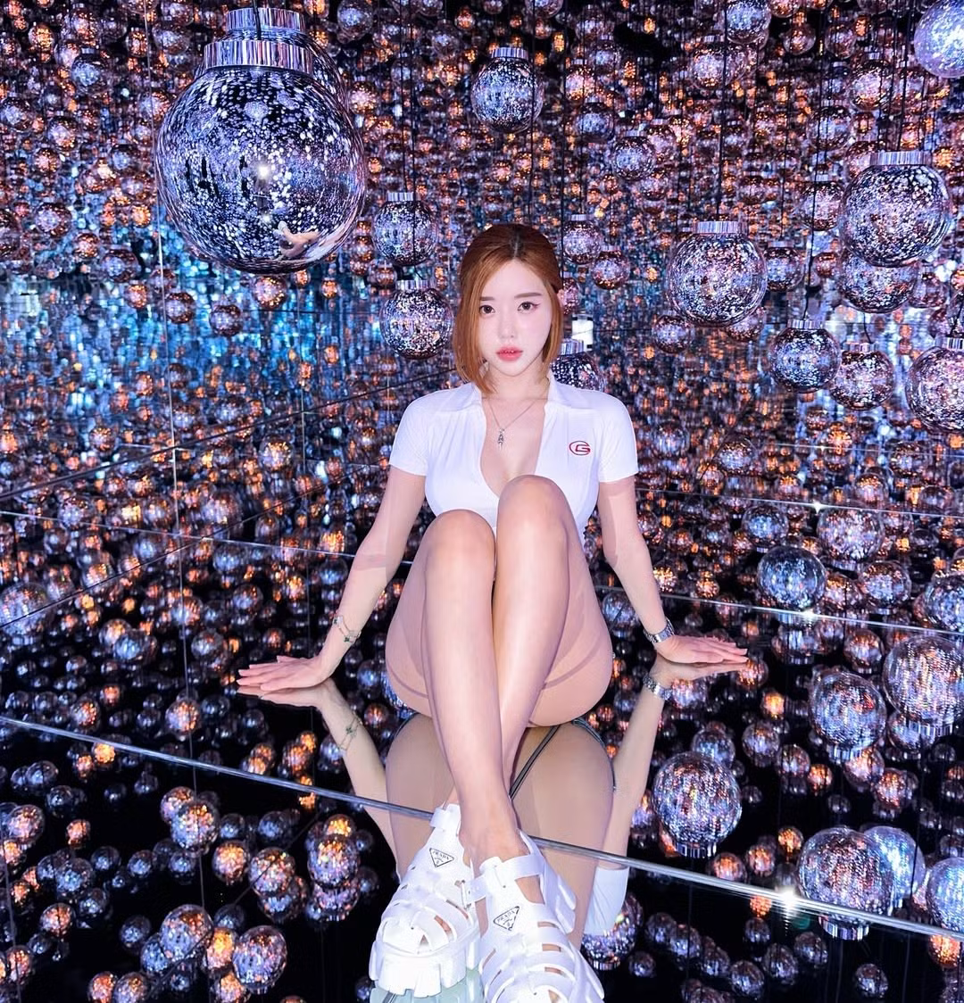Trong loạt ảnh mới đăng tải, DJ SODA với kiểu tóc ngắn nhuộm nâu sáng, buộc lệch nhẹ tạo cảm giác năng động và hiện đại.