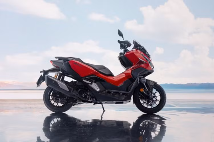 ADV 350 sở hữu diện mạo đầy cá tính với những đường nét góc cạnh, lấy cảm hứng từ các mẫu xe adventure truyền thống. Phần đầu xe to bản, kính chắn gió đặt cao có thể điều chỉnh giúp giảm lực gió khi di chuyển tốc độ cao. Tay lái được bố trí cao và rộng, tạo cảm giác làm chủ khi điều khiển.