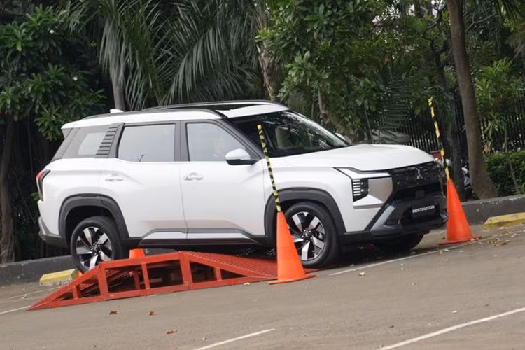 Chuyến trải nghiệm xe được thực hiện trên các tuyến đường đô thị đông đúc vào dịp cuối tuần của thủ đô Jakarta. Tất cả đều được trải qua một cách êm ái nhờ khoang nội thất yên tĩnh và chắc chắn. Về mặt công thái học, Mitsubishi Destinator mang lại sự linh hoạt cao khi dễ dàng thích nghi với nhiều tư thế ngồi khác nhau.