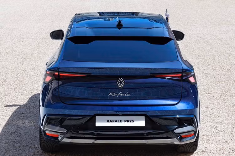 Kể từ đó, 12 nguyên thủ quốc gia đã chọn xe Renault. Những mẫu xe biểu tượng với thiết kế thanh lịch và tinh tế này được thiết kế để đổi mới và thoải mái. Từ Reinastella đến Safrane Limousine, mỗi chiếc xe thể hiện uy quyền của tổng thống.
