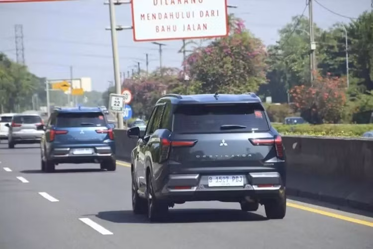 Giống như những mẫu xe mới khác của Mitsubishi, Destinator cũng sử dụng ngôn ngữ thiết kế Dynamic Shield. Điều này được thể hiện rõ qua cụm đèn LED trước và sau hình chữ "T", cùng lưới tản nhiệt bằng acrylic trong suốt. Chất SUV của xe càng được nhấn mạnh với các trang bị hỗ trợ như lốp kích thước 225/55R18, mang đến khoảng sáng gầm 244 mm cho tân binh nhà Mitsubishi.