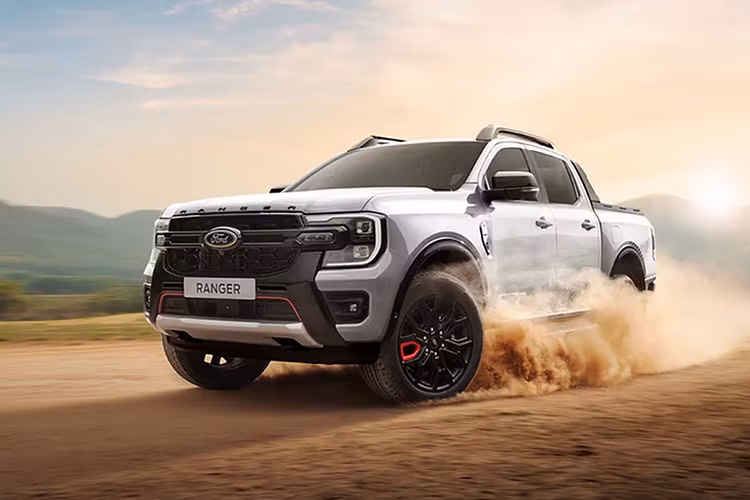 Ford Ranger: 7.785 xe ﻿Đứng thứ 5 trong bảng xếp hạng là Ford với 7.785 xe được bán ra thị trường trong 6 tháng của năm 2025, khoảng gần 1.300 xe mỗi tháng. Tại Việt Nam, Ford Ranger được phân phối với 9 phiên bản, giá niêm yết trải dài từ 707 triệu đồng đến 1,306 tỷ đồng. Tất cả đều trang bị động cơ dầu 2.0L.
