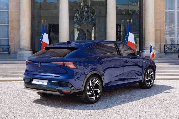 Dựa trên Renault Rafale Hyper Hybrid E-Tech 4x4 300 mã lực mới, chiếc xe độc đáo này thể hiện sự đổi mới, độ bền và tay nghề xuất sắc của Pháp.Được tạo ra bởi trung tâm thiết kế của Renault tại Guyancourt, Rafale mang tầm nhìn táo bạo và thanh lịch về phong cách thương hiệu.