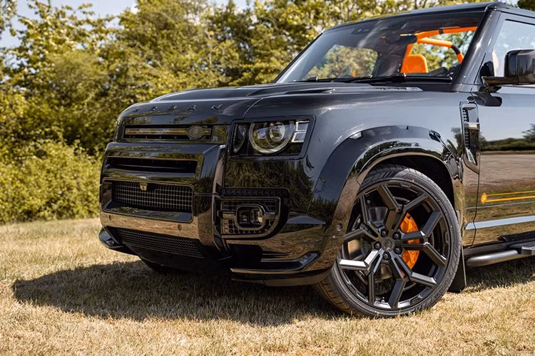 Mui trần có thể được thực hiện trên Defender 90, với dịch vụ Bespoke của Urban cho phép tùy chỉnh màu sắc và nội thất theo yêu cầu. Urban không tiết lộ chi phí của chiếc xe nhưng chỉ riêng việc chuyển đổi mui mềm từ Heritage Customs đã có giá 85.000 euro (khoảng 99.000 USD quy đổi 2,58 tỷ đồng).