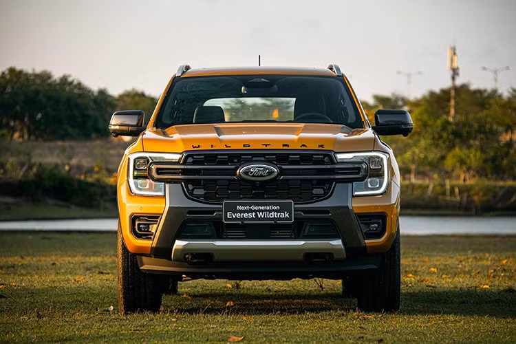 Ford Everest: 5.134 xe ﻿Vị trí cuối cùng nằm trong bảng xếp hạng thuộc về Ford Everest với 5.134 xe bán ra nửa đầu năm 2025, trở thành SUV bán chạy nhất. Ford Everest được bán ra với 6 phiên bản cùng mức giá dao động từ 1,099 - 1,552 tỷ đồng.