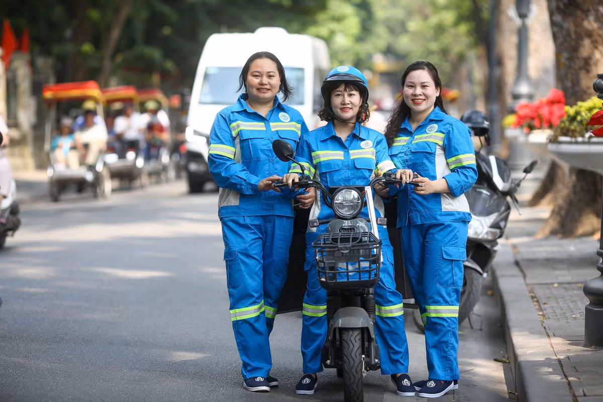 Theo định hướng được URENCO công bố, sau giai đoạn thử nghiệm tại phường Hoàn Kiếm, mô hình xe điện chuyên dùng sẽ tiếp tục được nghiên cứu để mở rộng ra khu vực Vành đai 1 trong năm 2027. Xa hơn, Hà Nội hướng tới mục tiêu đến năm 2028 xóa bỏ hoàn toàn xe đẩy tay thủ công tại khu vực Vành đai 2. Việc triển khai cần tiếp tục được đánh giá trên thực tế, bảo đảm phù hợp với điều kiện hạ tầng và yêu cầu tổ chức thu gom rác tại từng địa bàn.