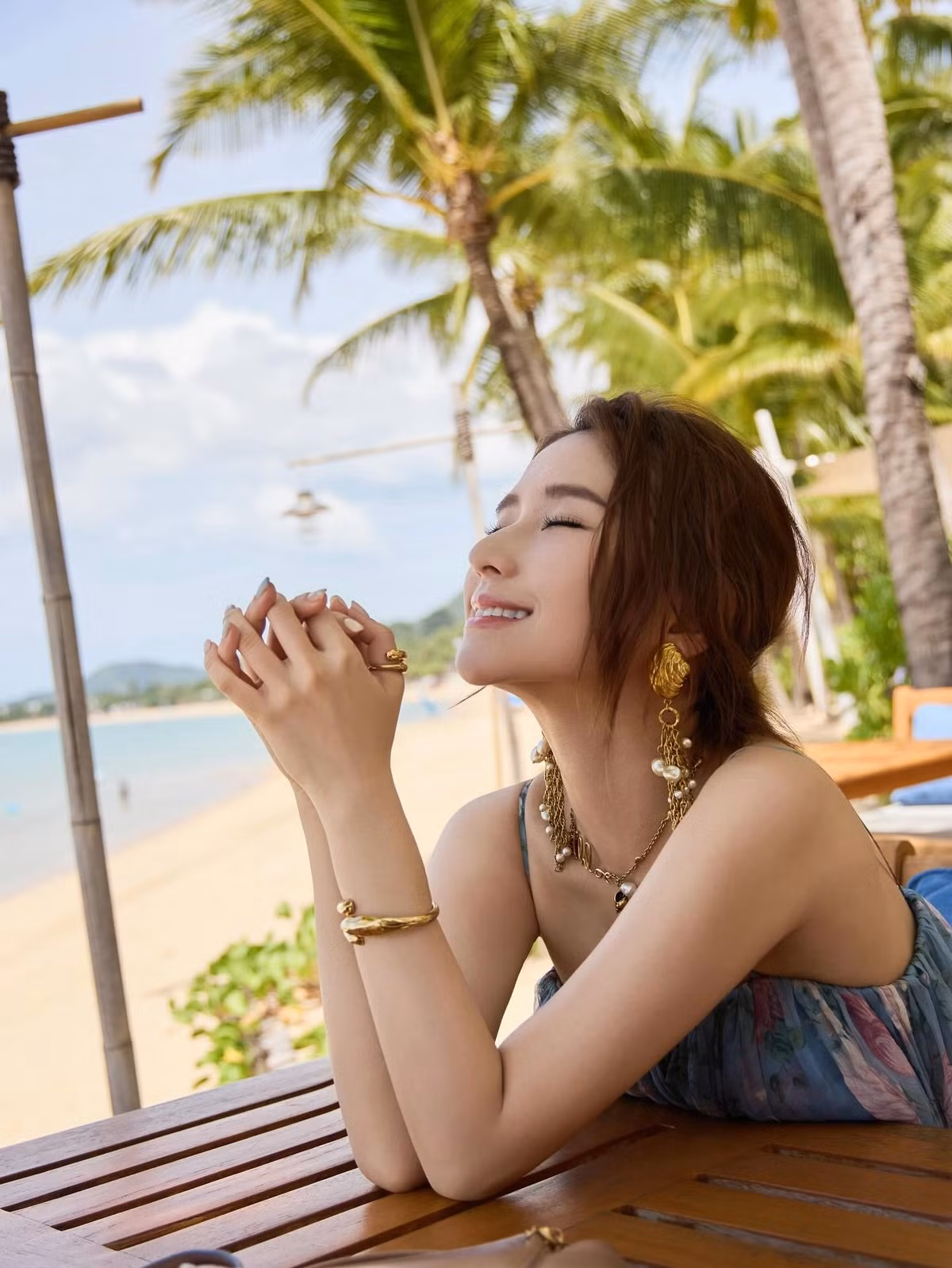 Chưa dừng lại ở đó, gu thời trang tối giản nhưng sang trọng của Hà Siêu Liên cũng là một minh chứng cho việc giàu "từ trong trứng nước".