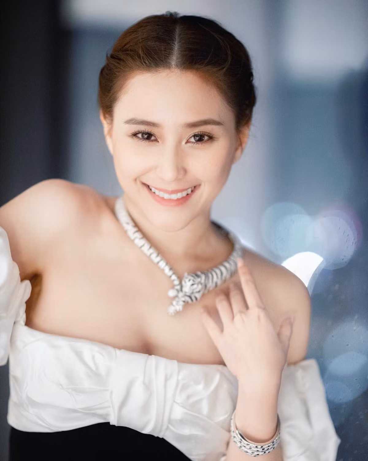 Hà Siêu Liên rất tích cực trong các hoạt động từ thiện và xã hội. Cô thường xuyên tham gia các sự kiện gây quỹ, ủng hộ các quỹ bảo vệ động vật và trẻ em.