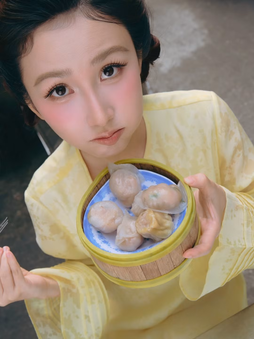Điểm đặc biệt của bộ ảnh của Thanh Mèo nằm ở bối cảnh: một quán ăn lề đường quen thuộc giữa khu chợ nhộn nhịp.