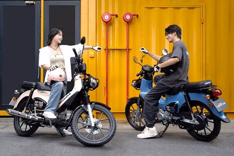 Cụ thể, Honda Cross Cub 110 2025 có 4 màu mới gồm: vàng rực, xanh muối biển, ô long đào và xanh bơ. Tổng thể xe vẫn trung thành với dáng underbone đặc trưng, khung liền mạch và yếm giữa tối giản.