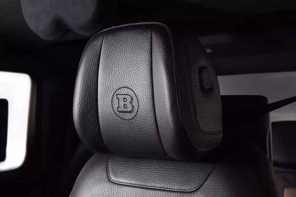 Chiếc xe tải trong ảnh được bọc da đen với những điểm nhấn màu đỏ đã đề cập ở trên để tạo sự tương phản, và chúng tôi nghĩ rằng vẻ ngoài này hoàn toàn phù hợp. Xe có năm chỗ ngồi, với hai chỗ ngồi phía trước và ba chỗ ngồi phía sau.