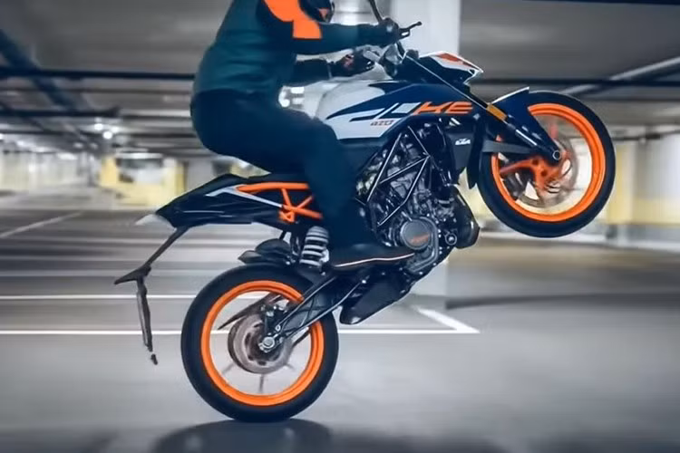 Đây là động cơ xi-lanh đơn, làm mát bằng chất lỏng, với đầu culass SOHC, trái ngược với DOHC trên 125 Duke. Động cơ này có khả năng sản sinh công suất cực đại 18,7 mã lực tại 9.500 vòng/phút và mô-men xoắn cực đại 15,5Nm tại 7.500 vòng/phút, kết hợp với hệ thống bướm ga điện tử (Ride-by-wire).