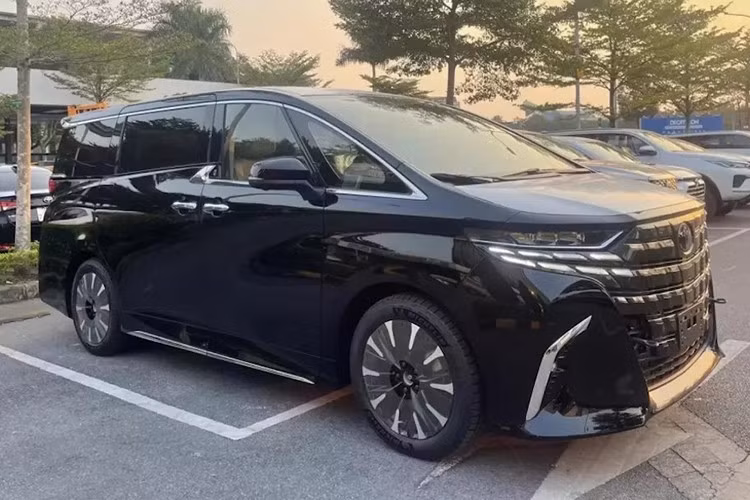 Toyota Alphard ﻿Doanh số của Toyota Alphard trong tháng 7/2025 cũng là 22 chiếc, giảm 15,3%. Việc mẫu xe được mệnh danh "chuyên cơ mặt đất" này bán kém cũng không có gì lạ vì giá bán của Alphard lên đến 4,37 - 4,475 tỷ đồng. Điều đáng ngạc nhiên là Toyota Alphard sở hữu doanh số cao hơn cả những mẫu xe giá rẻ như Kia Morning hay Soluto.