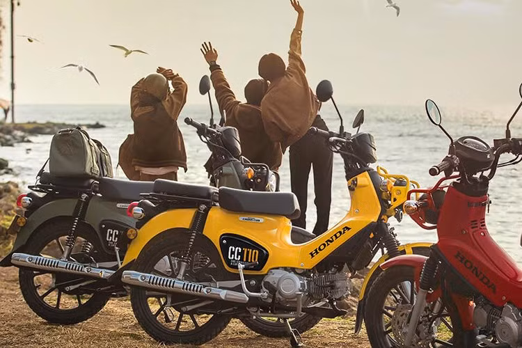 Xe có hộp số bốn cấp dạng “quay vòng” không cần bóp côn phù hợp cho người mới làm quen xe số. Đáng chú ý, Honda Cross Cub 110 2025 vẫn có cần đạp khởi động vừa đóng vai trò dự phòng, vừa mang lại cảm giác hoài cổ.