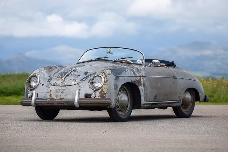 Sau một vài thông tin bí ẩn, European Collectibles - chuyên gia Porsche nổi tiếng tại California và chuyên gia tìm kiếm xe bị lãng quên đã phát hiện chiếc Porsche 356 Speedster đời đầu này tại một trang trại nhỏ ở Ohio, nơi chiếc xe "nghỉ hưu" trong suốt 62 năm qua.