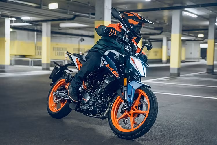 Về giá cả, KTM đang bán 160 Duke với giá 185.000 Rupee tại Ấn Độ (55,4 triệu đồng) và cung cấp các chương trình hỗ trợ tài chính hấp dẫn để đơn giản hóa trải nghiệm mua sắm cho người dùng. Gói bảo hành mở rộng 10 năm cũng là một phần của chương trình.