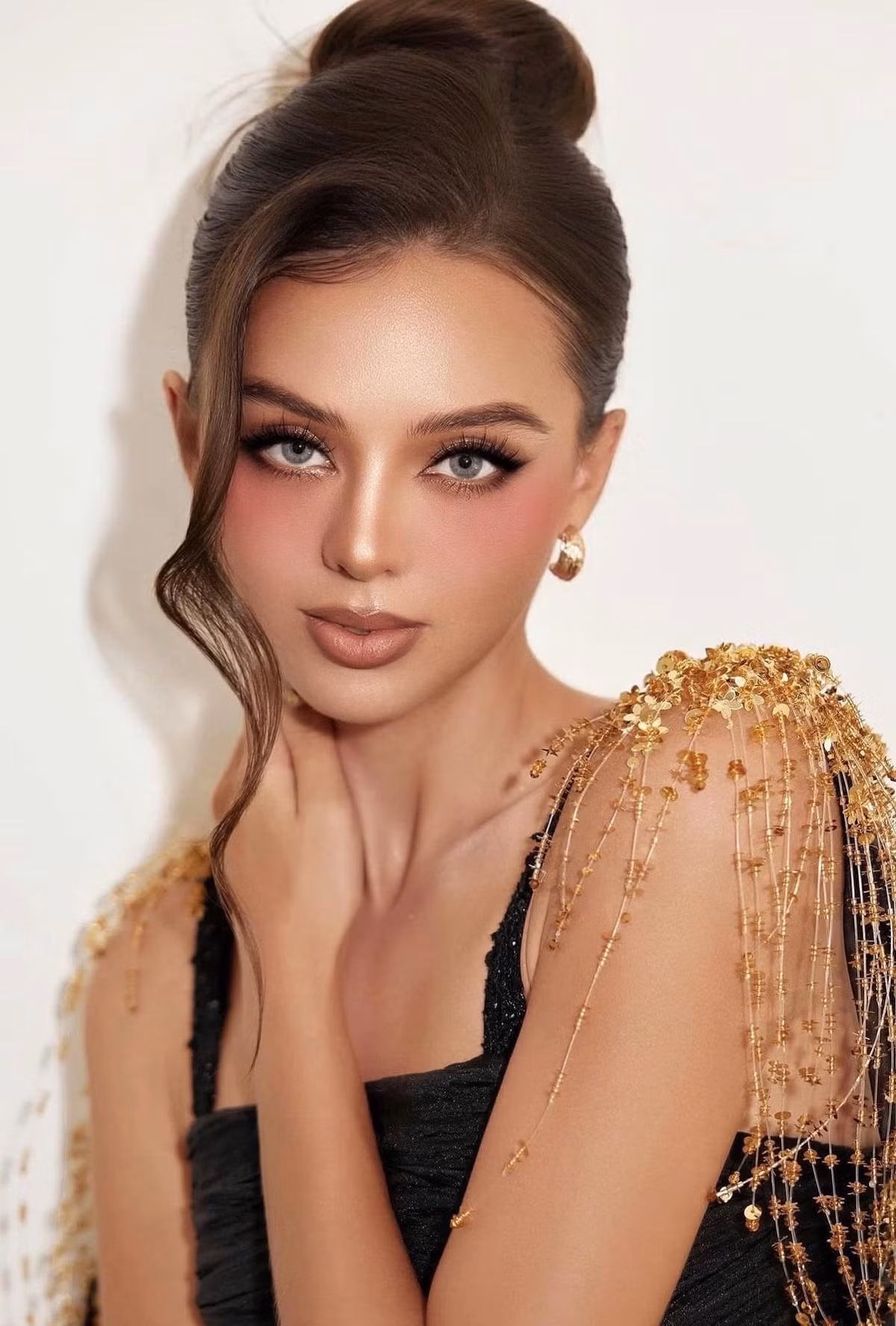 Dianka Zakhidova (người Ukraine, sinh năm 2000), vợ của thủ môn Bùi Tiến Dũng, thu hút sự chú ý trên mạng xã hội nhờ sở hữu ngoại hình ấn tượng và thường xuyên chia sẻ về gia đình nhỏ.