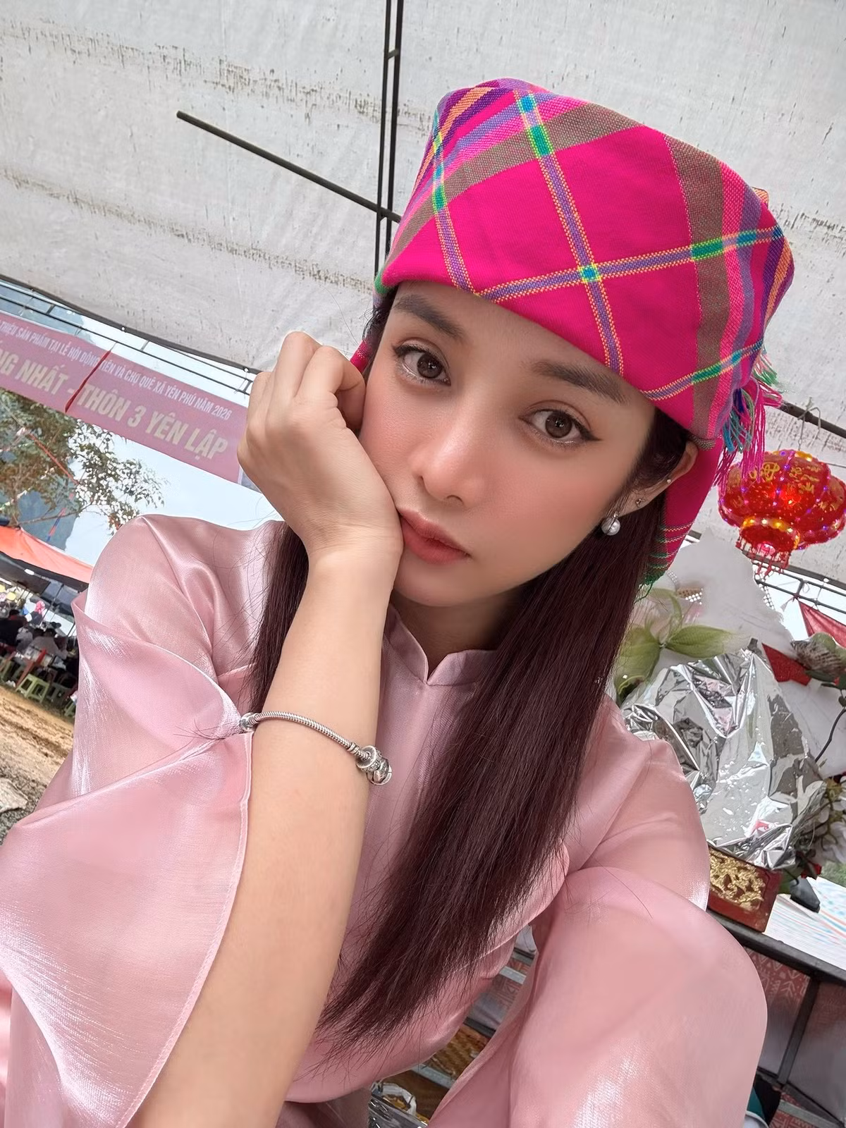 Nhiều người nhận xét, nhan sắc của Trình Mỹ Duyên gây thiện cảm bởi sự trong trẻo, không quá sắc sảo nhưng đủ cuốn hút. Lối trang điểm nhẹ nhàng, tông hồng tự nhiên cùng ánh mắt dịu dàng khiến cô trông gần gũi, đúng chất “gái xinh về quê chơi hội”. Chính sự giản dị ấy lại trở thành điểm cộng lớn, đặc biệt trong bối cảnh lễ hội vốn mang đậm nét truyền thống.