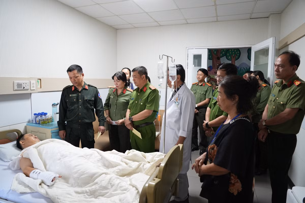 Đại tá Đậu Xuân Bảo, Phó Giám đốc Công an tỉnh Lâm Đồng đã tổ chức đoàn đến thăm hỏi, động viên Thiếu tá Phạm Nguyễn Đức Lâm, cán bộ Công an phường Mũi Né bị thương trong khi thi hành nhiệm vụ.