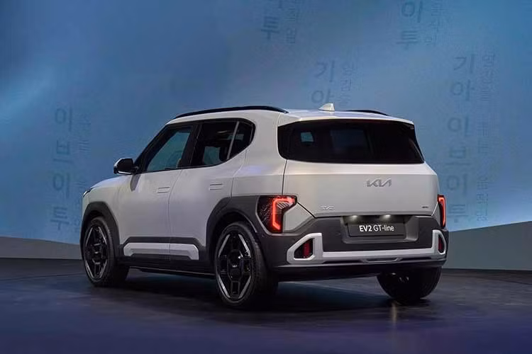 Phiên bản tiêu chuẩn của Kia EV2 tại thị trường châu Âu mang tên Light. Xe được trang bị pin có dung lượng 42,2 kWh và một mô-tơ điện với công suất tối đa 146 mã lực. Phiên bản này có phạm vi hoạt động 317 km, phù hợp với đa số người dùng châu Âu, đặc biệt tại các đô thị lớn. Tuy nhiên, phiên bản tiêu chuẩn này chỉ có cấu hình nội thất 4 chỗ ngồi.