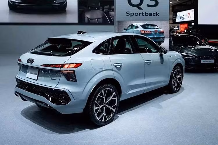 Mẫu SUV hạng sang này nổi bật với công nghệ chiếu sáng thế hệ mới nhất của Audi, gồm đèn pha LED với đèn LED định vị ban ngày có thể tùy chỉnh 3 kiểu, dải đèn LED vắt ngang cửa cốp, kết hợp logo 4 vòng tròn phát sáng trên bản Tech Pro.