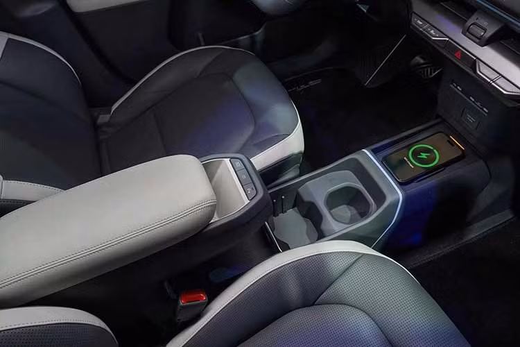 Trong khi đó, bản GT-Line có giá từ 36.890 Euro (khoảng 1,12 tỷ đồng) cho bản 5 chỗ với pin 61 kWh và mô-tơ điện mạnh 135 mã lực. Ở cấu hình 4 chỗ với cùng hệ truyền động, xe có giá cao nhất, lên đến 37.190 Euro (khoảng 1,13 tỷ đồng). Cả hai đều có phạm vi hoạt động 413 km theo công bố của nhà sản xuất.