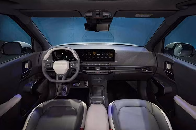 Ngoài ra, Kia còn phân phối EV2 với hai phiên bản cao cấp hơn là Earth và GT-Line. Bản Earth có thể đi kèm cấu hình nội thất 4 chỗ hoặc 5 chỗ, sử dụng pin 42,2 kWh và mô-tơ điện mạnh 146 mã lực. Phạm vi hoạt động của bản Earth đạt 308 km. Giá của bản này dao động từ 31.290-31.590 Euro (khoảng 957-966 triệu đồng).
