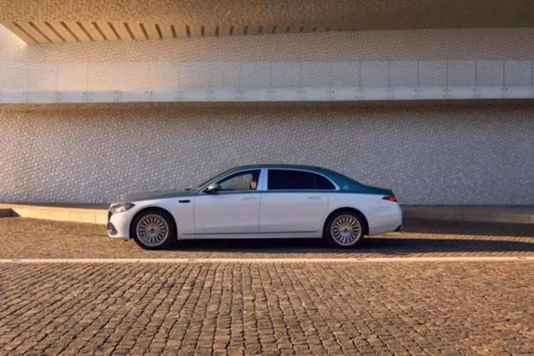 Diện mạo của mẫu xe siêu sang Mercedes-Maybach S-Class 2026 nâng cấp mới tiếp tục duy trì ngôn ngữ thiết kế lịch lãm nhưng được bổ sung các chi tiết phát sáng để tăng cường nhận diện thương hiệu.