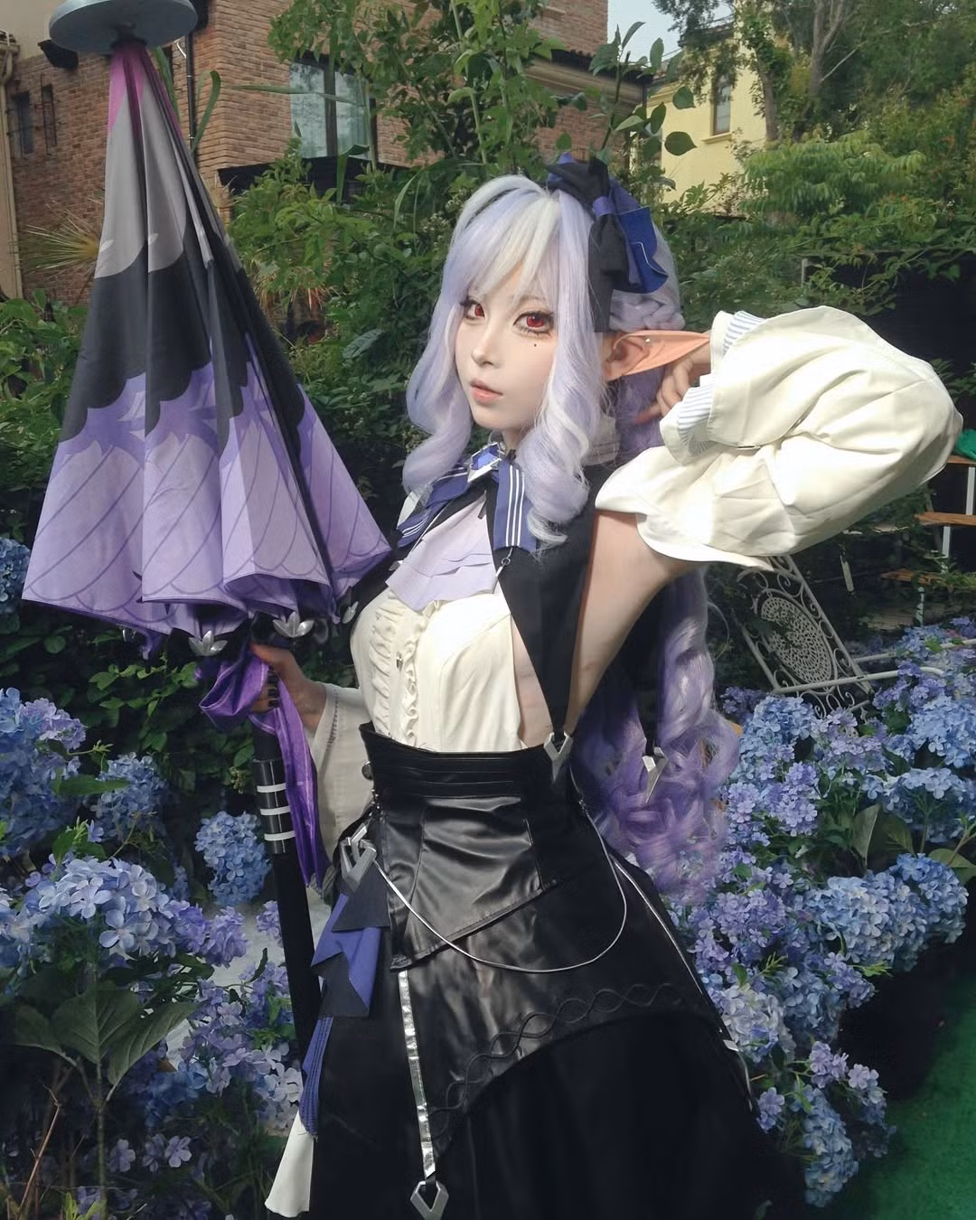 Với mái tóc tím lãng mạn, thân hình chuẩn không cần chỉnh và thần thái sang chảnh, yush_coser nhanh chóng khiến người xem phải trầm trồ khen ngợi vì màn hóa thân quá xuất sắc.