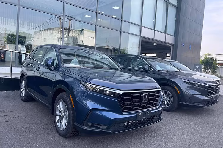 Đáng chú ý nhất là phiên bản hybrid Honda CR-V e:HEV được nhà phân phối hỗ trợ 100% lệ phí trước bạ, quy đổi thành mức giảm lên tới 126 triệu đồng. Nhờ đó, giá bán thực tế của phiên bản cao cấp này hạ xuống còn 1,133 tỷ đồng. Tuy nhiên, người dùng cần lưu ý mức ưu đãi sâu này chỉ áp dụng cho những xe có số VIN sản xuất năm 2024, một động thái rõ ràng nhằm dọn kho để chuẩn bị cho các lô xe đời mới 2025.
