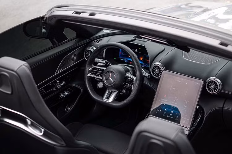 Mercedes-AMG SL43 2024 sở hữu mui mềm, thay vì kim loại như trước đây, điều này giúp trọng lượng xe giảm cân đến 21 kg. Thời gian đóng hoặc mở mui xe Mercedes-AMG SL43 thế hệ thứ 7 sẽ mất 15 giây, khách hàng chỉ cần ngồi trong khoang lái, nhấn nút, chiếc xe này sẽ tự động biến thành mui trần, hoặc đóng mui lại.