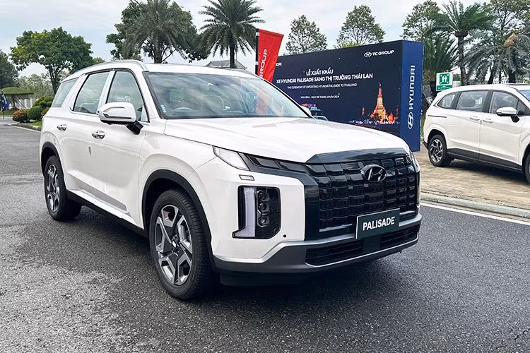 Tâm điểm của đợt kích cầu tháng 12/2025 gọi tên Hyundai với hai mẫu SUV chủ lực. Trong đó, mẫu xe đầu bảng Hyundai Palisade đang ghi nhận mức giảm kỷ lục lên tới 200 triệu đồng. Động thái này giúp giá bán thực tế của Palisade từ mức niêm yết 1,469-1,589 tỷ đồng hạ xuống chỉ còn khoảng 1,269-1,389 tỷ đồng, tạo áp lực lớn lên các đối thủ cùng phân khúc.