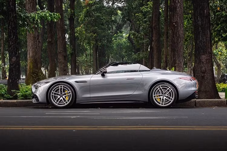 Nhưng phải hơn 1 năm từ lúc ôm xe Mercedes-AMG SL43, showroom mới tìm thấy khách đặt mua. Hiện chiếc Mercedes-AMG SL43 này hay bị bắt gặp lăn bánh tại Tp.HCM. Mercedes-AMG SL43 đang bán chính hãng tại Việt Nam thuộc thế hệ thứ 7. Xe có phần mặt tiền khá ấn tượng với lưới tản nhiệt vòng cung, được tạo hình bằng các nan dọc, nằm chính giữa vẫn là logo ngôi sao 3 cánh.