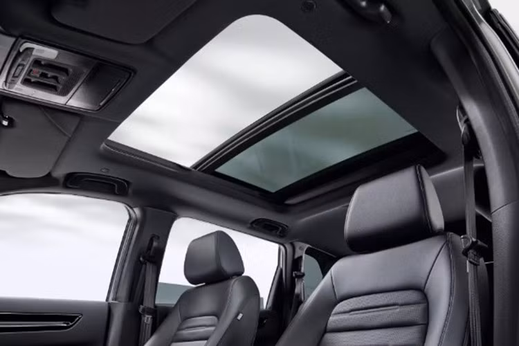 Trong khi đó, Honda CR-V 2026 bản RS Black Edition gây ấn tượng với diện mạo thể thao và cá tính hơn nhờ các chi tiết ốp đen Crystal Black, mâm hợp kim 19 inch sơn tối màu, trần xe màu đen cùng các điểm nhấn nội thất Piano Black.