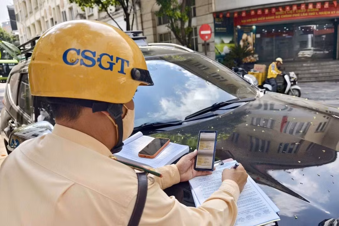 Đối với các trường hợp được ghi nhận vi phạm, việc xử lý cần bảo đảm xác định đúng hành vi, phương tiện và chủ thể chịu trách nhiệm. Người dân cũng có trách nhiệm chấp hành quy định về dừng, đỗ xe, tuân thủ hệ thống biển báo và không tùy tiện sử dụng lòng đường, hè phố làm nơi đỗ phương tiện khi chưa được phép.