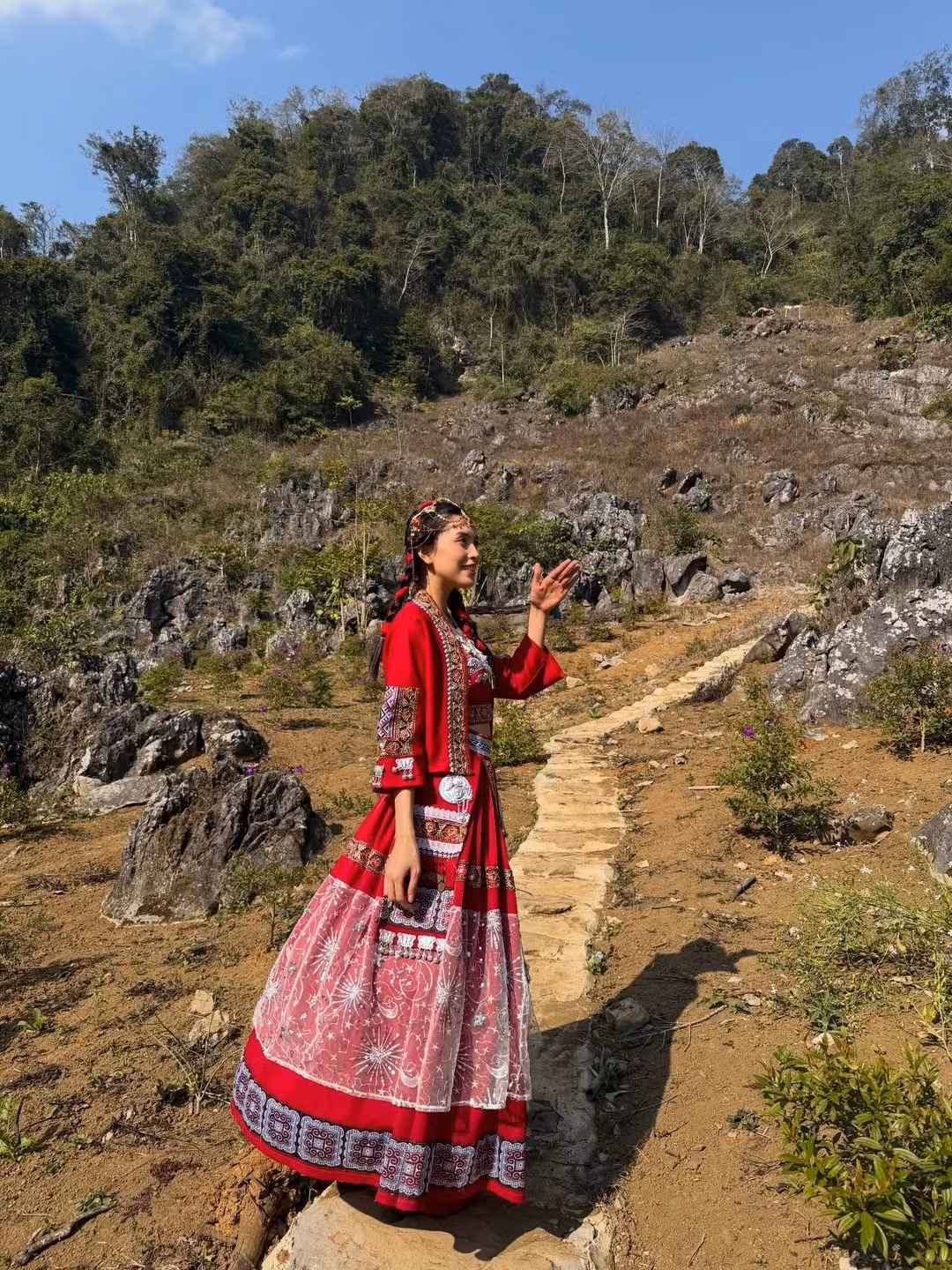 Cô được mệnh danh là hoa hậu sở hữu “gương mặt tỷ lệ vàng” hiếm có của làng giải trí Việt.