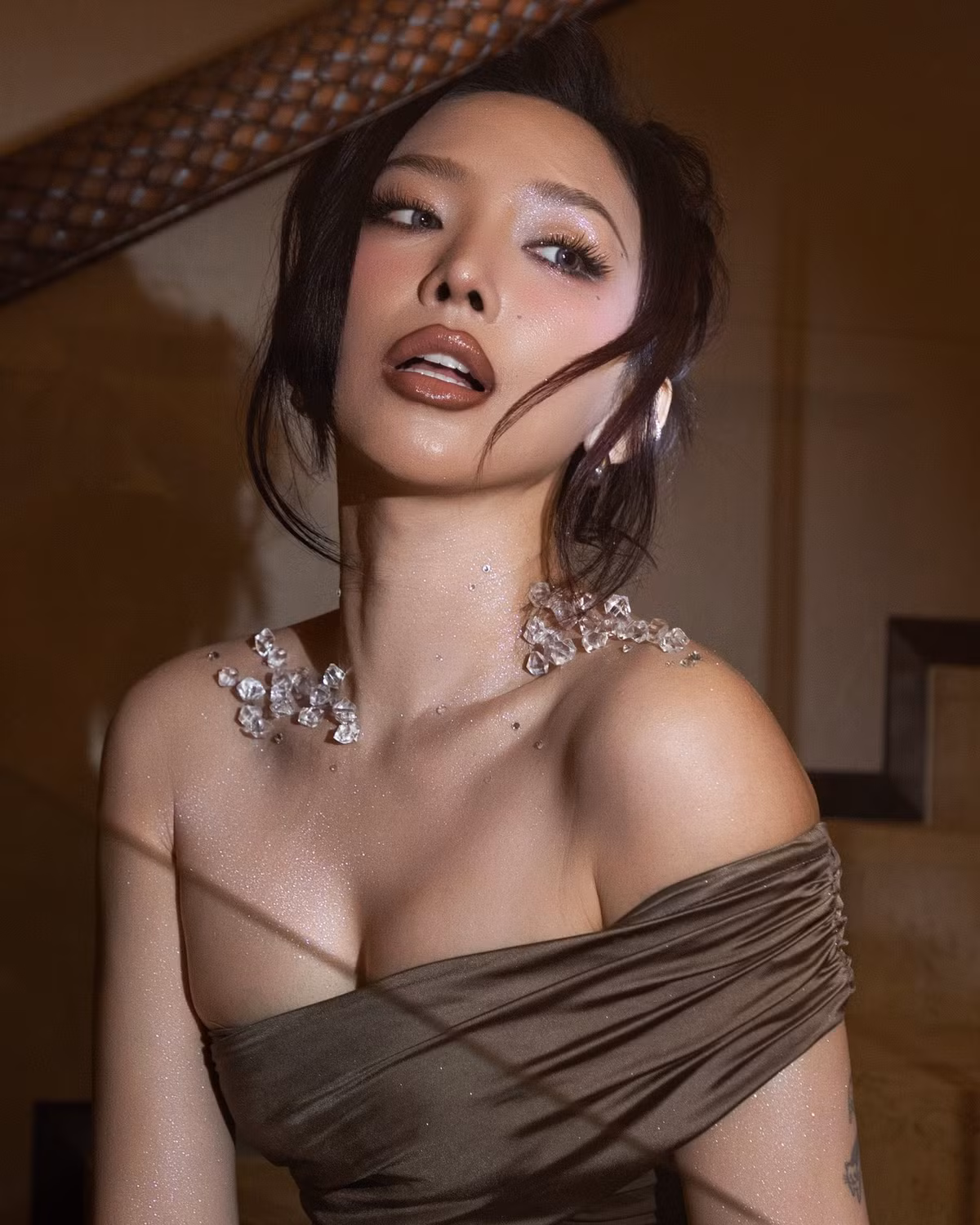 Ca sĩ Tóc Tiên bắt đầu con đường nghệ thuật từ năm 13 tuổi. Tính đến nay, giọng ca sinh năm 1989 đã có hơn 20 năm hoạt động trong làng giải trí, ghi dấu ấn với hình ảnh nghệ sĩ đa năng - vừa sở hữu giọng hát nội lực, vừa có phong cách thời trang cá tính, hiện đại.