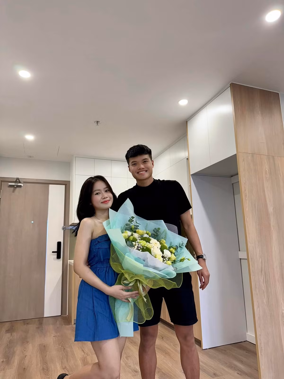 Văn Tùng được biết đến với chuyện tình yêu ngọt ngào cùng bạn gái Vũ Hoàng Yến.