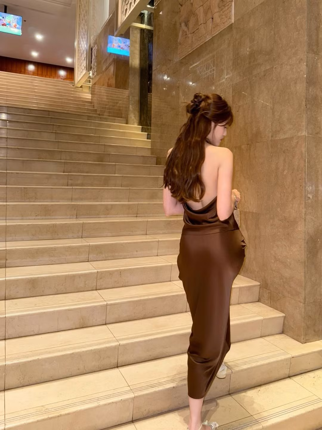 Hot girl Tăng Mỹ Hàn – thường được biết đến với nickname Babyboo – tiếp tục gây “bão” mạng xã hội khi tung loạt ảnh diện váy lụa hở lưng đầy quyến rũ. Vẻ đẹp mong manh nhưng gợi cảm của cô nàng nhanh chóng nhận được nhiều lượt yêu thích và bình luận khen ngợi từ cộng đồng mạng.