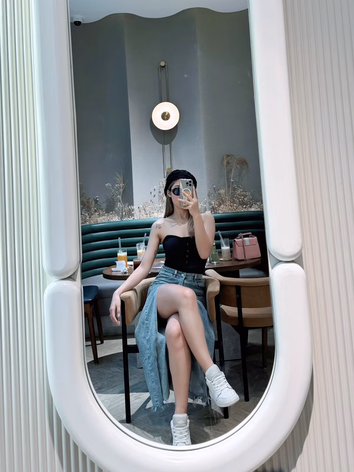 Hình ảnh một Khánh Linh rất khác so với hình dung về một vận động viên đấu kiếm – mềm mại, nữ tính và cuốn hút theo cách rất riêng.