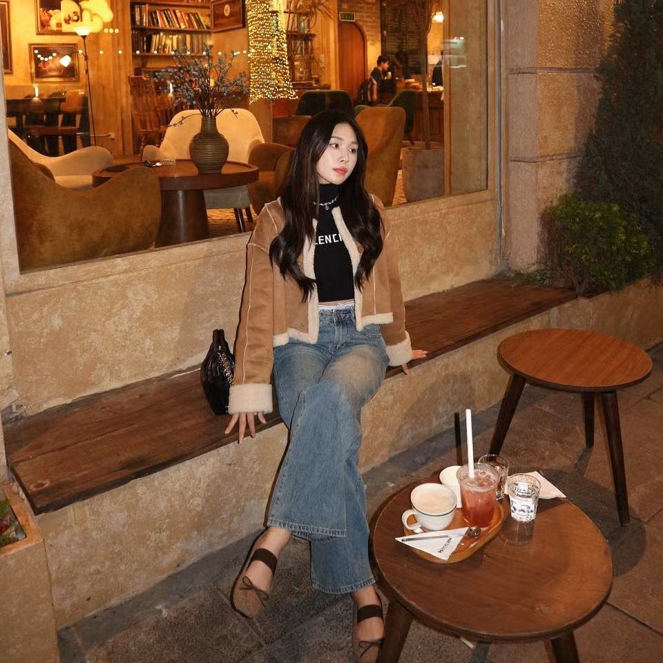 Khánh Linh sở hữu làn da trắng mịn, ngũ quan thanh tú và đôi mắt trong veo đầy cảm xúc.