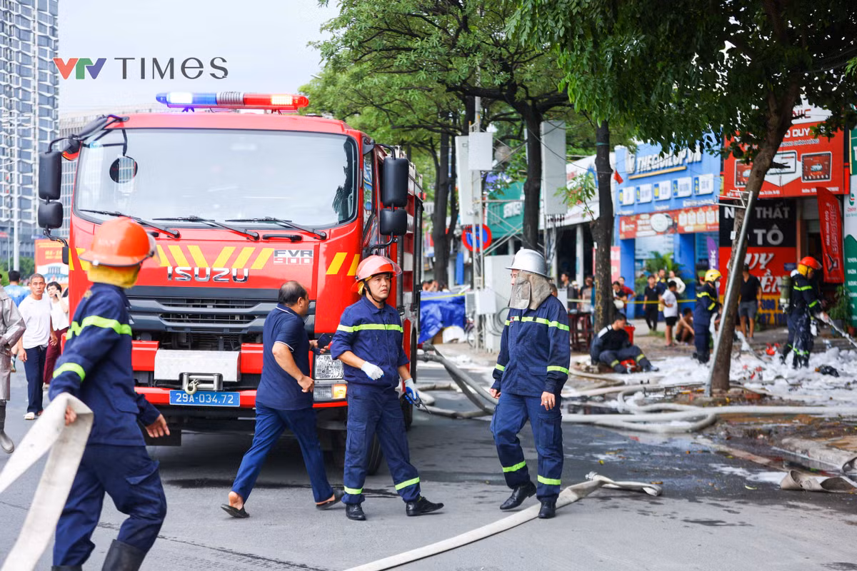 Gallery - Cháy gara sửa ô tô trên đường Lê Quang Đạo - Hà Nội - image 3