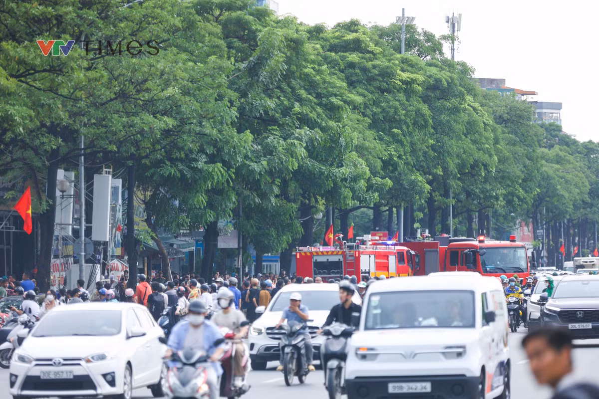 Gallery - Cháy gara sửa ô tô trên đường Lê Quang Đạo - Hà Nội - image 6