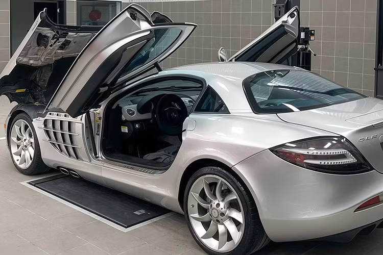 Đã 15 năm trôi qua, chiếc siêu xe Mercedes-Benz SLR McLaren vẫn chưa đổi chủ, dù đã có vài đại gia đưa ra các con số vô cùng ấn tượng, nhưng với chủ nhân xe hiện tại, nhiêu đó không đủ làm ông bận tâm, vì chỉ muốn giữ lại 1 số siêu xe, xe thể thao hàng độc nhất Việt Nam để chơi.