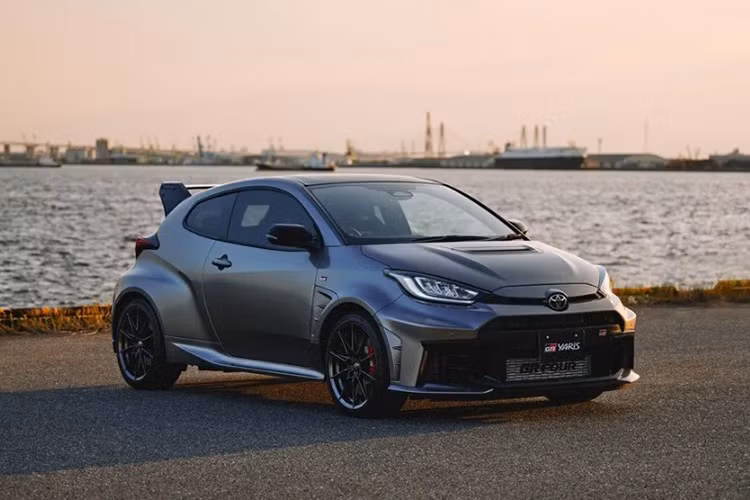 Ngoài ra, mức giá gối độ từ Gazoo Racing còn lên tới 5,825 triệu yên (tương đương 1 tỷ đồng) cho bản RZ High Performance hộp số tự động 8 cấp.