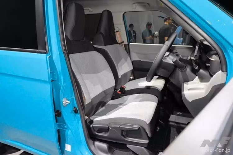Ngoài ra, vị trí lái của xe điện mini Honda N-One e: cũng được cải thiện với vô lăng dịch chuyển gần người lái hơn 37 mm so với bản động cơ xăng. Hơn nữa, N-One e còn hỗ trợ sạc hai chiều, với tính năng Vehicle-to-Load (V2L) và Vehicle-to-Home (V2H).