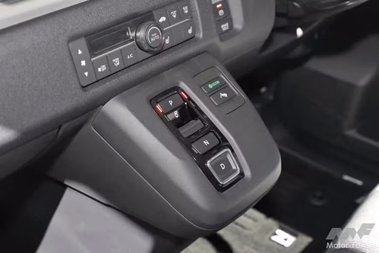 Honda cho biết thách thức lớn nhất khi phát triển N-One e là giữ sự tiện dụng của khoang nội thất. Nhờ gói pin thiết kế mỏng và đặt phẳng dưới sàn, không gian để chân của người ngồi vẫn được đảm bảo.