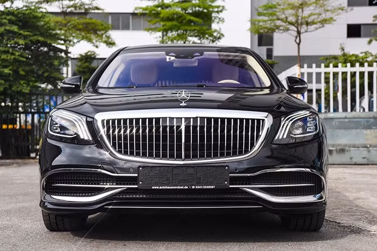 Giá xe Mercedes-Maybach S650 Pullman trên thế giới hơn 600.000 đô la, trong đó, chỉ có đúng một chiếc xe siêu sang Mercedes-Maybach S650 Pullman ở Việt Nam đăng ký biển trắng, 2 xe còn lại đều lăn bánh trên đường phố với biển số Ngoại giao.